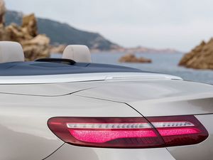 Mercedes-Benz_E-Klasse__Cabriolet_2017_Exterieur_aragonitsilber_metallic_AMG_Line_Rueckleuchten_800x600.jpg