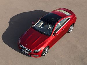 2016_MB_Neue_E-Klasse_Coupe_designo_hyazinthrot_metallic_von_oben_800x600.jpg