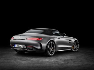 08_2018_AMG_GT_Roadster_Exterieur_heckansicht_rechts_verdeck_geschlossen.jpg