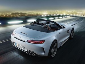 08_2018_AMG_GT_Roadster_Exterieur_laengsansicht_heckansicht_rechts.jpg