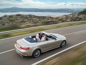 Mercedes-Benz_E-Klasse__Cabriolet_2017_Exterieur_aragonitsilber_metallic_AMG_Line_Fahraufname_Rueckaufnahme_800x600.jpg