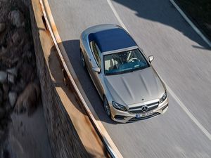 Mercedes-Benz_E-Klasse__Cabriolet_2017_Exterieur_aragonitsilber_metallic_AMG_Line_Fahraufname_geschlossenes_Dach_800x600.jpg