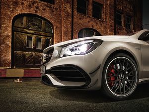 Entdecken Sie den sportlichen Mercedes- Benz CLA 45 AMG 4MATIC bei Ihrem MB Partner ROSIER