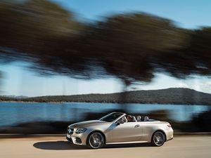 Mercedes-Benz_E-Klasse__Cabriolet_2017_Exterieur_aragonitsilber_metallic_AMG_Line_Fahraufname_800x600.jpg