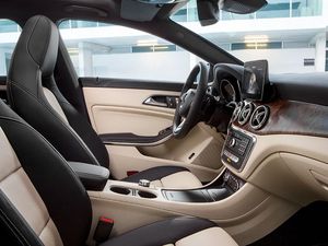 CLA_ShootingBrake_Interieur_Beige_Seitenansicht_800x600.jpg