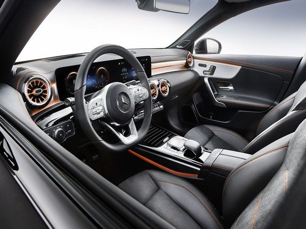 Der neue Mercedes-Benz CLA Coupé Interieur