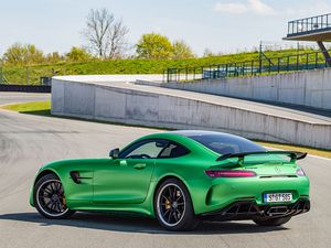 2017_01_Mercedes-AMG_GTR_Galerie3_800x600.jpg