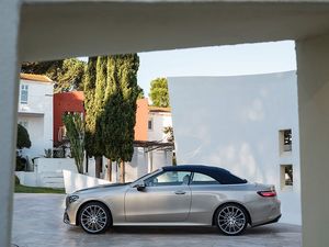 Mercedes-Benz_E-Klasse_Cabriolet__2017_Exterieur_aragonitsilber_metallic_seitlich_800x600.jpg