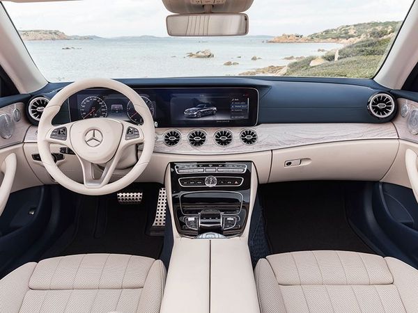 Mercedes-Benz_E-Klasse_Cabriolet__2017__Exterieur_aragonitsilber_metallic_AMG_Line_Interieur_yachtblau__macchiatobeige_Zierteile_Holz_sen_hellbraun_glaenzend_800x600.jpg