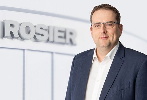 Mitarbeiterportrait Stephan Bley mit Logo 590x398