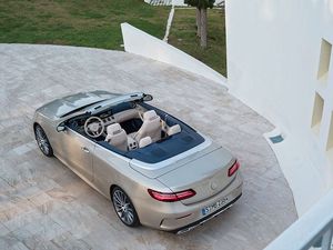 Mercedes-Benz_E-Klasse_Cabriolet__2017_Exterieur_aragonitsilber_metallic_Vedeck_offen_800x600.jpg