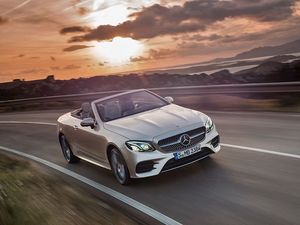 Mercedes-Benz_E-Klasse__Cabriolet_2017_Exterieur_aragonitsilber_metallic_AMG_Line_Fahraufname_Frontaufnahme_800x600.jpg