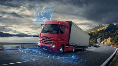 neuer Mercedes-Benz Actros mit Sattel Seitenansicht