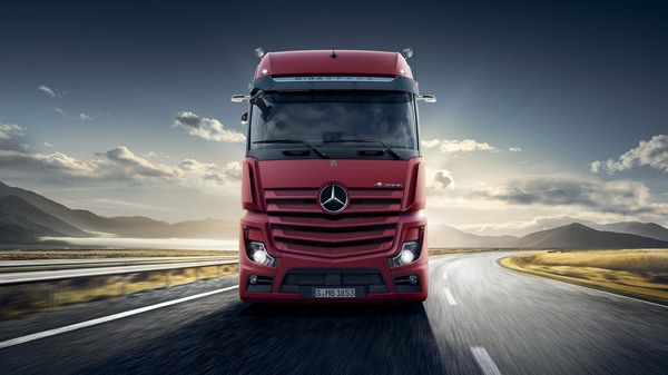 neuer Mercdes-Benz Actros Frontansicht