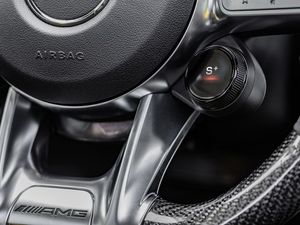 08_2018_AMG_GT_4T_interieur_cockpit_sportlenkrad_detail.jpg