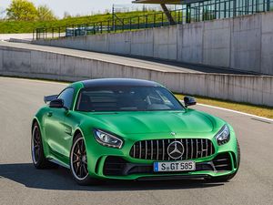 2017_01_Mercedes-AMG_GTR_Galerie2_800x600.jpg