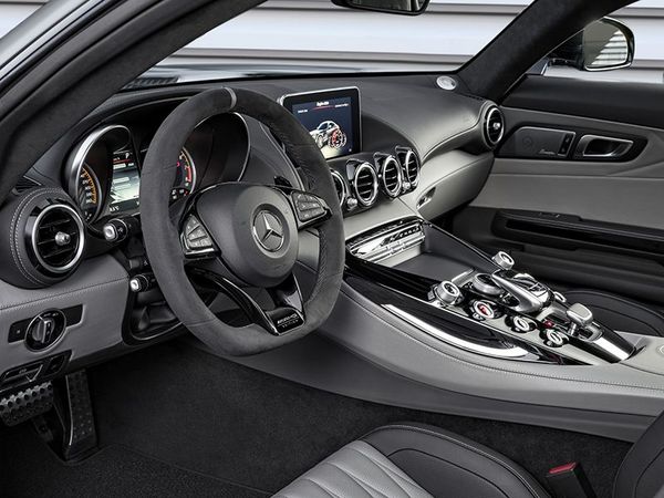 2017_Mercedes_AMG_GTS_Interieur_Multifunktionslenkrad_Cockpit_800x600.jpg