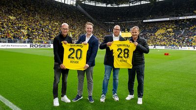 BVB-Geschäftsführer Carsten Cramer, Paul Rosier, Heinrich Rosier und BVB-Geschäftsführer Hans-Joachim Watzke im SIGNAL IDUNA PARK beim Testspiel gegen Ajax Amsterdam.