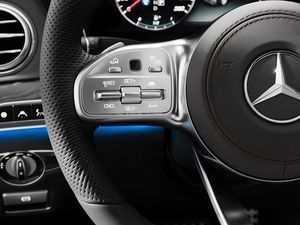 Mercedes_S-Klasse_Interieur_Lenrad_Tempomat_800x600.jpg