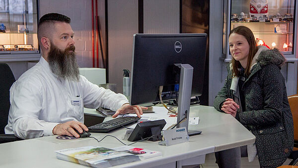 ROSIER Mitarbeiter berät Kundin am PC.