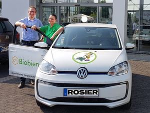 Oliver Peitz und Sabine Rother mit dem neuen VW e-load up!*