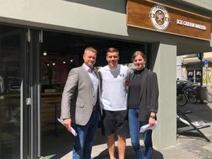 Lukas Podolski mit den ROSIER-Mitarbeitern Nick Josefus und Luisa Scheiwe.
