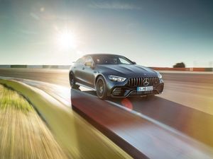 08_2018_AMG_GT_4T_exterieur_laengsansicht_frontansicht_links_bei_fahrt.jpg