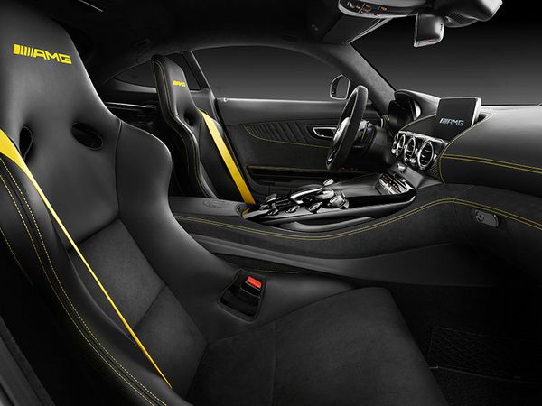 2017_01_Mercedes-AMG_GTR_Interieur_800x600.jpg