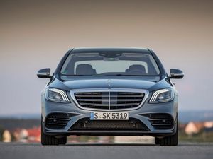 Mercedes-Benz_S-Klasse_Exterieur_Grau_Front_Scheinwerfer_AMG_800x600.jpg