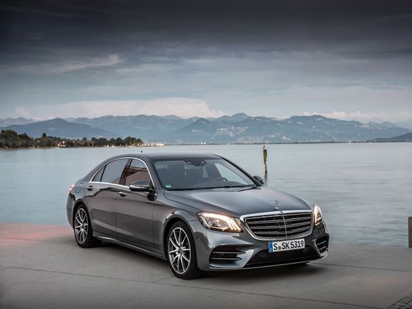 Mercedes-Benz_S-Klasse_Exterieur_Grau_Front_Seite_See_AMG_800x600.jpg