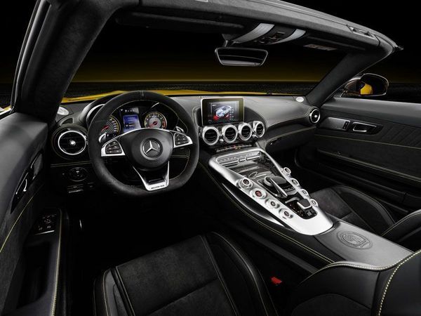 08_2018_AMG_GT_Roadster_interieur_cockpit.jpg