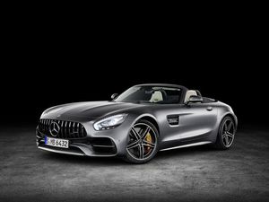 08_2018_AMG_GT_Roadster_Exterieur_laengsansicht_frontansicht_von_links.jpg