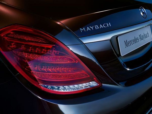 2017-12-Mercedes-Maybach-Exterieur-Heckleuchte-neu-800x600.jpg