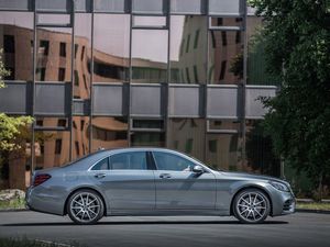 Mercedes-Benz_S-Klasse_Exterieur_Grau_Seite_Felgen_800x600.jpg