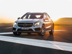 Der athletische Mercedes-Benz GLA 45 AMG bei h