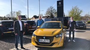 Übergabe des Peugeot e-208 an den Gewinner des hEppy Autopaketes bei ROSIER in Menden.