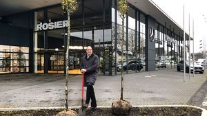 ROSIER Firmenchef Heinrich Rosier pflanzt eine der ersten Bäume.