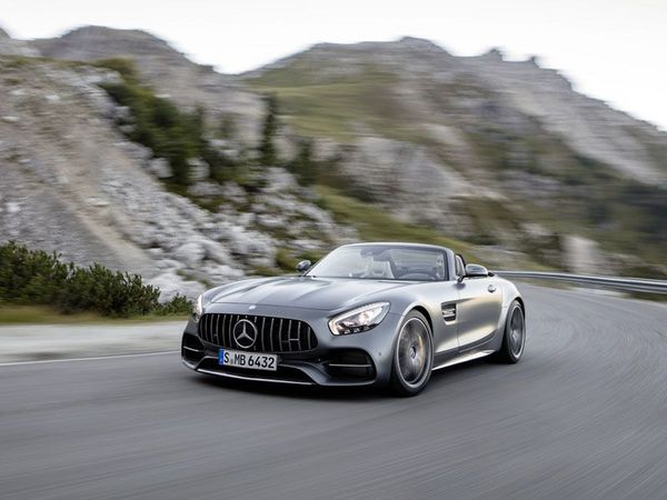 08_2018_AMG_GT_Roadster_Exterieur_laengsansicht_frontansicht_bei_fahrt.jpg