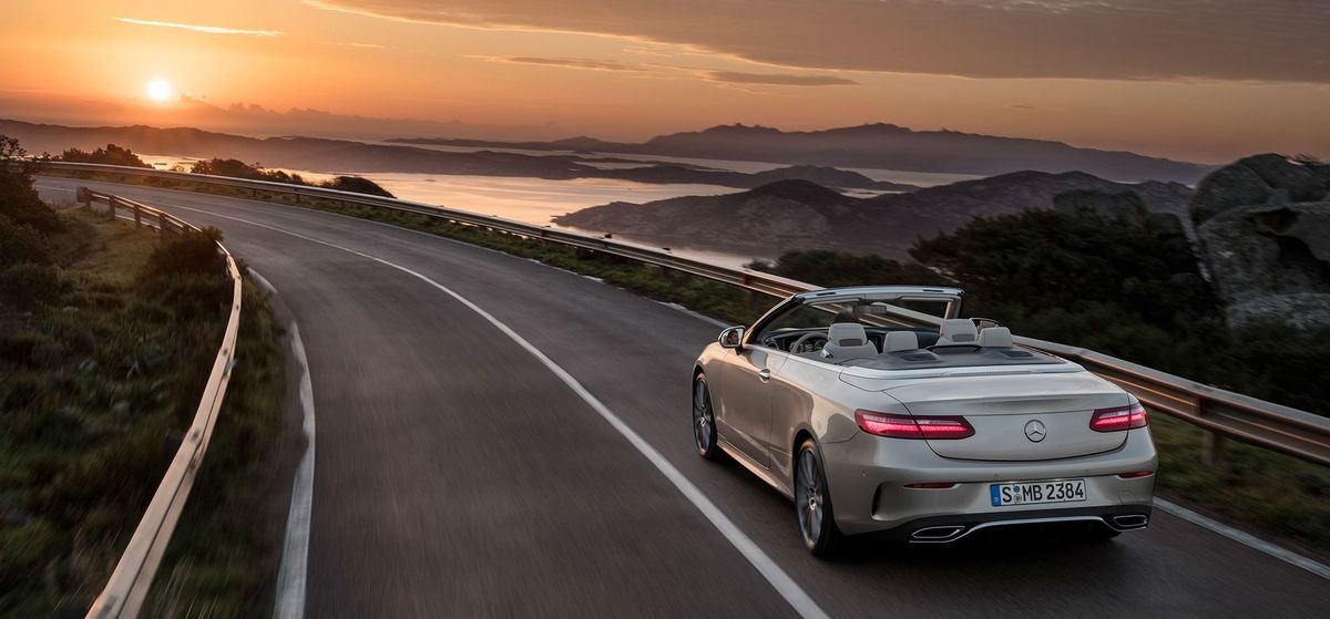 Mercedes-Benz_E-Klasse__Cabriolet_2017_Exterieur_aragonitsilber_metallic_AMG_Line_Fahraufname_Rueckaufnahme_bei_Nacht_Header.jpg