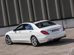 Mercedes-Benz_S-Klasse_Exterieur_Weiss_Heck_Seite_Stand_800x600.jpg