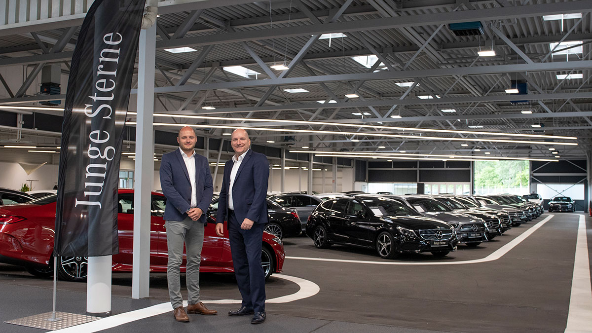 Kenneth Bernek (li.) und Stefan Becker präsentieren die neue Gebrauchtwagen-Halle bei ROSIER in Braunschweig.