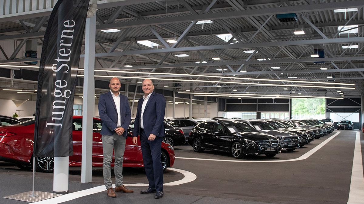Kenneth Bernek (li.) und Stefan Becker präsentieren die neue Gebrauchtwagen-Halle bei ROSIER in Braunschweig. Kenneth Bernek (li.) und Stefan Becker präsentieren die neue Gebrauchtwagen-Halle bei ROSIER in Braunschweig.