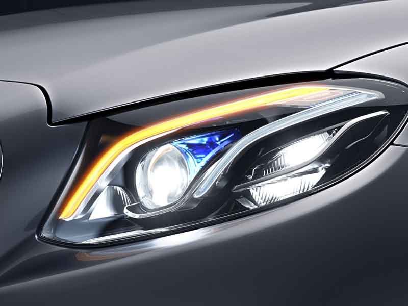 Zu sehen ist ein Mercedes-Benz Scheinwerfer mit MULTIBEAM LED Technologie.