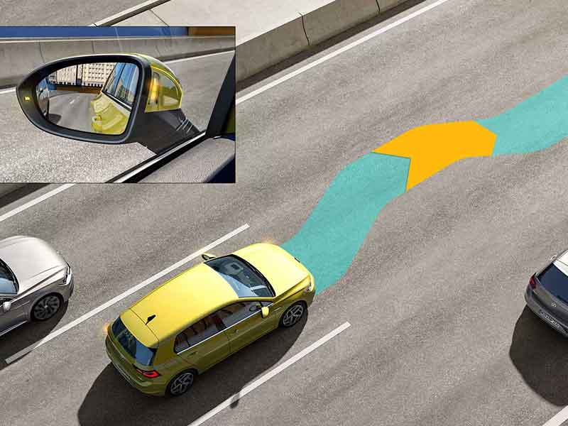 Darstellung des Volkswagen Blind Assists. Ein Fahrzeugspiegel zeigt eine Notleuchte beim versuchten Spurwechsel mit einem Fahrzeug im toten Winkel.