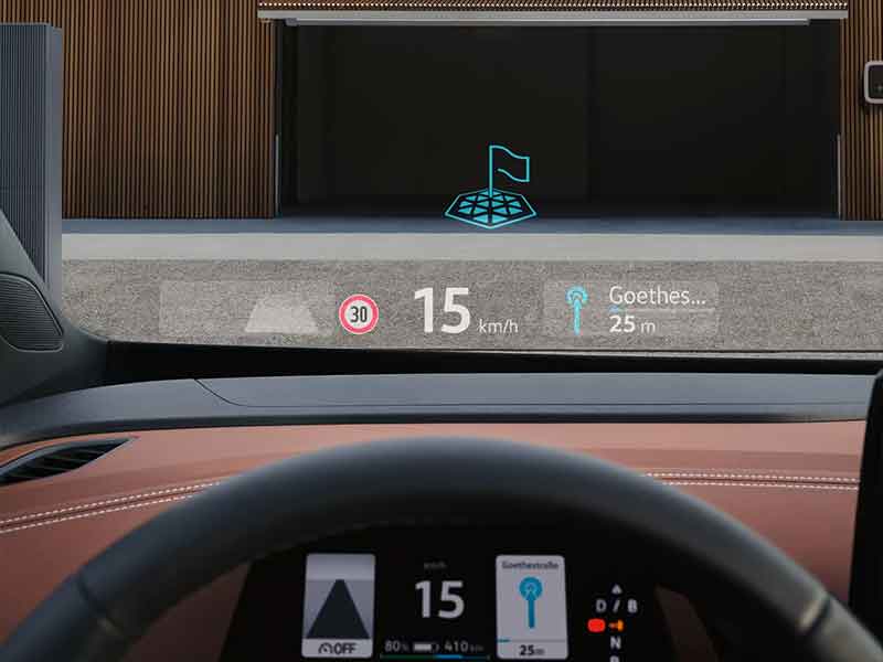 Das Volkswagen Head-Up-Display zeigt die vom Fahrzeugerkannten Verkehrszeichen im direkten Sichtfeld des Fahrers.