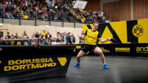 Die BVB-Tischtennismannschaft in Aktion, gesponsert von der ROSIER-Gruppe.